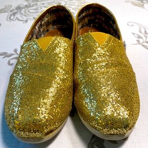 Toms Girls Classic Gold‎ Glitter Flats
Size 4 Youth